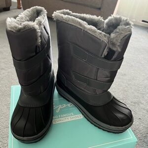 Vepose Boys/Girls Waterproof Snow Boots.  Size 4